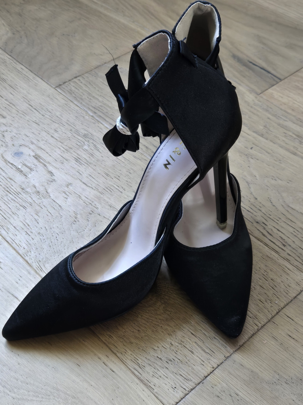 Elegant Black Pointed-Toe Ankle-Strap Heels Size 37/ 7